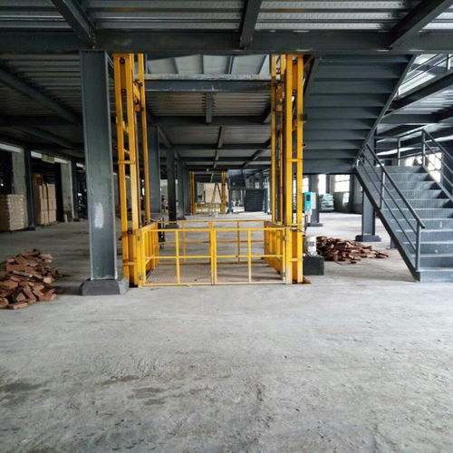 工業垂直運輸設備解析 導軌鏈條式貨梯、液壓電梯與附著式升降腳手架